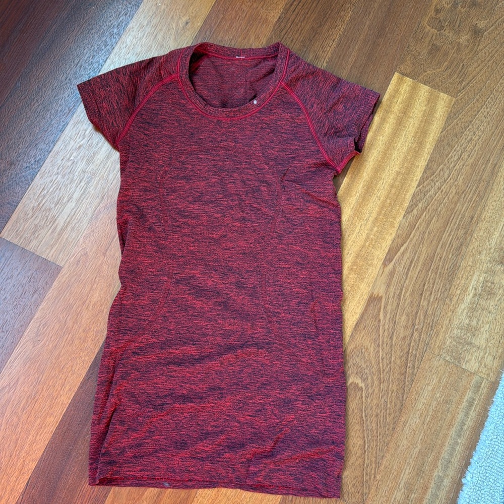 Lululemon workout shirt